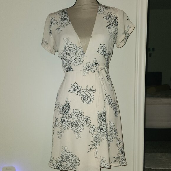 Lush Brand Floral Wrap Dress Sz XS Cream colored - Picture 3 of 12
